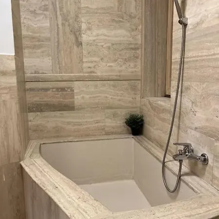 Stylish With Shared Rooftop Terrace/jacuzzi Apartment *