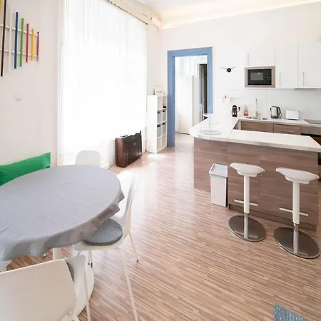 Brigi For 6 Ppl, Ac, Fast Wifi Budapest