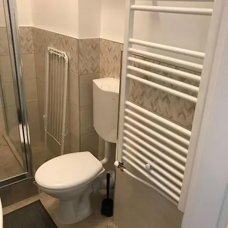 Apartment Near Park Only 5 Minutes Walk , Where Find The World Famous Szechenyi Thermal Bath Spa, Capital Circus , Museums The Is Modern And Newly Renovated ,in A Quiet And Peaceful Oasis With Ac ,smart Tv, High Speed Internet *