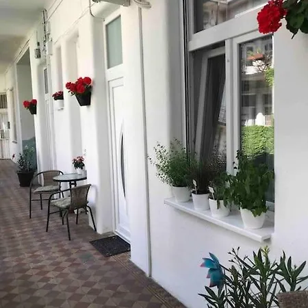 Near Park Only 5 Minutes Walk , Where Find The World Famous Szechenyi Thermal Bath Spa, Capital Circus , Museums The Is Modern And Newly Renovated ,in A Quiet And Peaceful Oasis With Ac ,smart Tv, High Speed Internet Apartment
