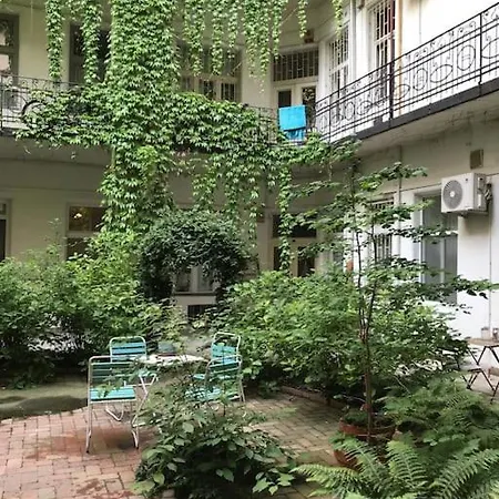 Near Park Only 5 Minutes Walk , Where Find The World Famous Szechenyi Thermal Bath Spa, Capital Circus , Museums The Is Modern And Newly Renovated ,in A Quiet And Peaceful Oasis With Ac ,smart Tv, High Speed Internet Budapest