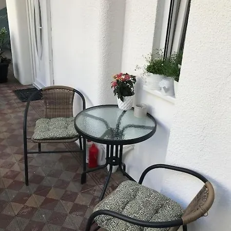 Near Park Only 5 Minutes Walk , Where Find The World Famous Szechenyi Thermal Bath Spa, Capital Circus , Museums The Is Modern And Newly Renovated ,in A Quiet And Peaceful Oasis With Ac ,smart Tv, High Speed Internet Apartment Budapest
