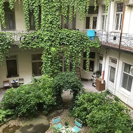 Near Park Only 5 Minutes Walk , Where Find The World Famous Szechenyi Thermal Bath Spa, Capital Circus , Museums The Is Modern And Newly Renovated ,in A Quiet And Peaceful Oasis With Ac ,smart Tv, High Speed Internet