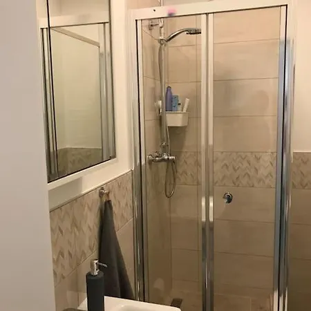 Apartment Near Park Only 5 Minutes Walk , Where Find The World Famous Szechenyi Thermal Bath Spa, Capital Circus , Museums The Is Modern And Newly Renovated ,in A Quiet And Peaceful Oasis With Ac ,smart Tv, High Speed Internet
