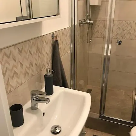 Near Park Only 5 Minutes Walk , Where Find The World Famous Szechenyi Thermal Bath Spa, Capital Circus , Museums The Is Modern And Newly Renovated ,in A Quiet And Peaceful Oasis With Ac ,smart Tv, High Speed Internet *