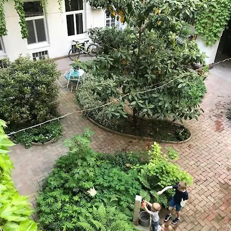 Near Park Only 5 Minutes Walk , Where Find The World Famous Szechenyi Thermal Bath Spa, Capital Circus , Museums The Is Modern And Newly Renovated ,in A Quiet And Peaceful Oasis With Ac ,smart Tv, High Speed Internet * Budapest