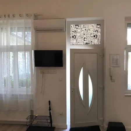 Near Park Only 5 Minutes Walk , Where Find The World Famous Szechenyi Thermal Bath Spa, Capital Circus , Museums The Is Modern And Newly Renovated ,in A Quiet And Peaceful Oasis With Ac ,smart Tv, High Speed Internet Apartment