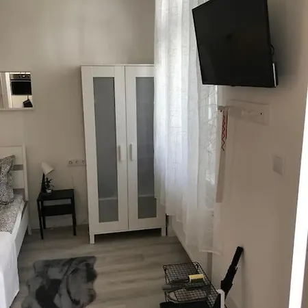 Near Park Only 5 Minutes Walk , Where Find The World Famous Szechenyi Thermal Bath Spa, Capital Circus , Museums The Is Modern And Newly Renovated ,in A Quiet And Peaceful Oasis With Ac ,smart Tv, High Speed Internet Budapest