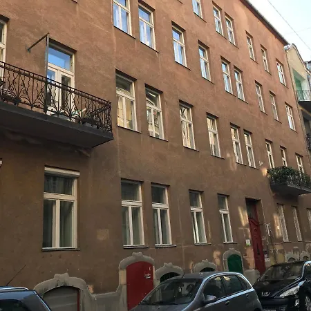 Apartment Near Park Only 5 Minutes Walk , Where Find The World Famous Szechenyi Thermal Bath Spa, Capital Circus , Museums The Is Modern And Newly Renovated ,in A Quiet And Peaceful Oasis With Ac ,smart Tv, High Speed Internet *