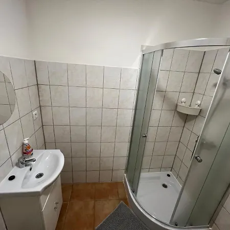 Jo Minosegu Lakasok Kivalo Kozlekedes Mellett Apartment