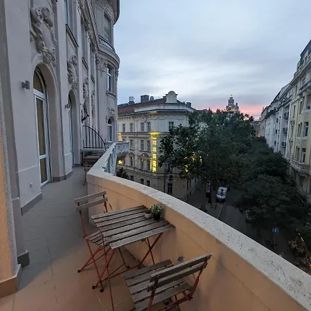 Downtown Designer Apt W Private Spa, Cinema, Balcony, Prime District V