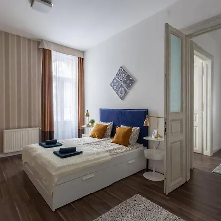 Chic, Captivating Space Near Opera House Apartment