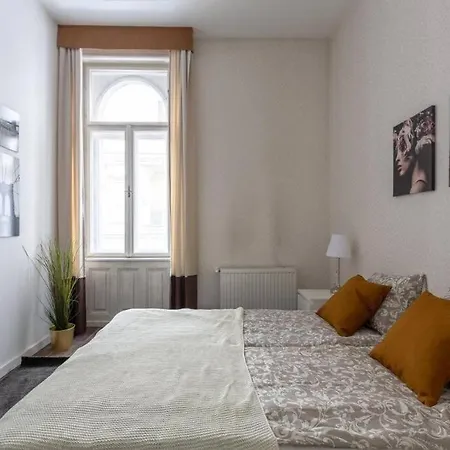 Apartment Chic, Captivating Space Near Opera House Budapest