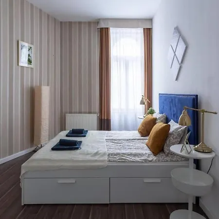 Chic, Captivating Space Near Opera House Apartment