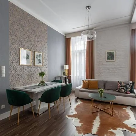 Chic, Captivating Space Near Opera House *