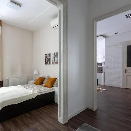 Chic, Captivating Space Near Opera House Apartment *