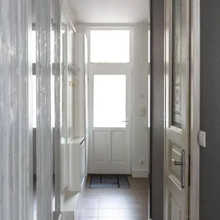 Chic, Captivating Space Near Opera House Apartment
