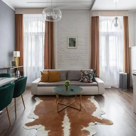 Chic, Captivating Space Near Opera House Apartment *