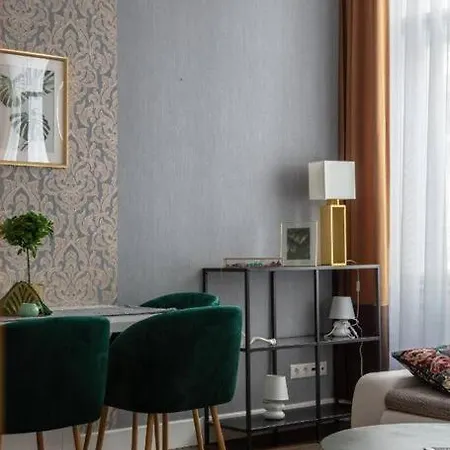 Chic, Captivating Space Near Opera House Apartment *