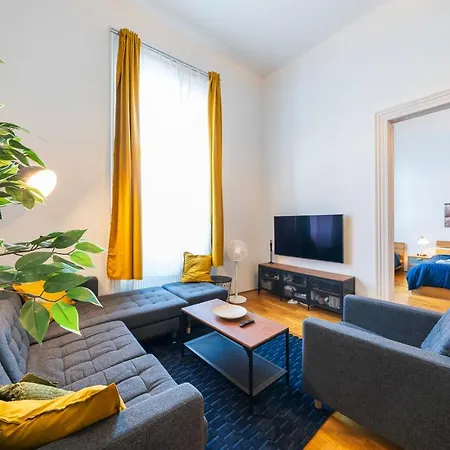 Shining Bright Two Bedroom Next To Andrassy Ave Apartment