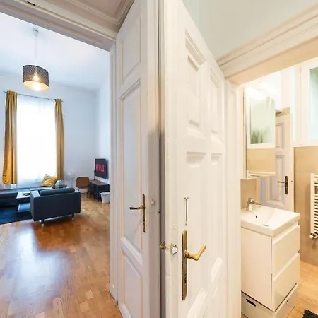 Shining Bright Two Bedroom Next To Andrassy Ave Apartment