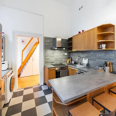 Shining Bright Two Bedroom Next To Andrassy Ave Apartment