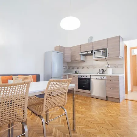 Two Bedroom At Basilica דירה