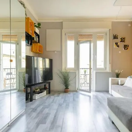 Apartment Balzac By Westend Mall With Balcony, Ac