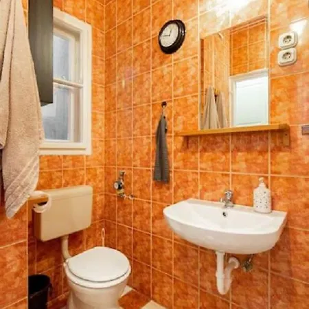 Balzac By Westend Mall With Balcony, Ac Apartment *