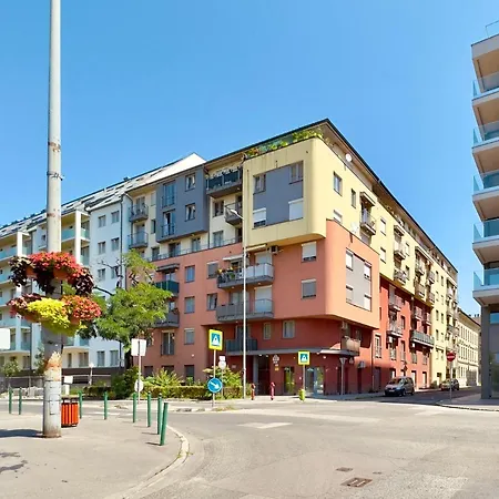 Apartment Corvin - Free Parking- Budapest