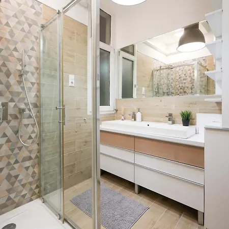 Apartment Deluxe With 4bedrm 2 Bathrm *