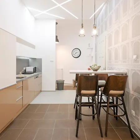 Deluxe With 4bedrm 2 Bathrm Apartment