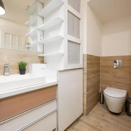 Deluxe With 4bedrm 2 Bathrm Apartment