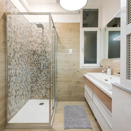 Apartment Deluxe With 4bedrm 2 Bathrm
