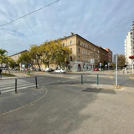 Apartment Tarsashazi Lakas Budapesten Koezel Mindenhez *