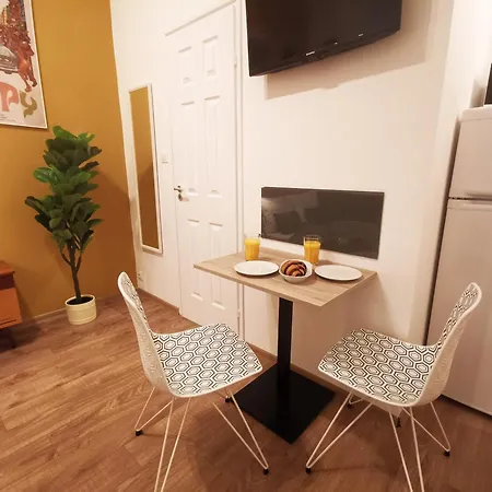 Apartment Retro Designstudio In Downtown *