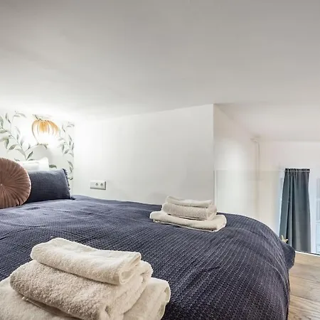 Apartment Vibrant Arty In Budapest