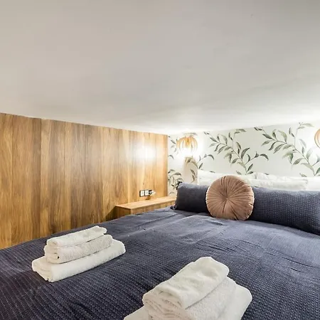 Vibrant Arty In Apartment Budapest