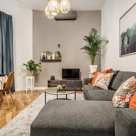 Vibrant Arty In Apartment Budapest
