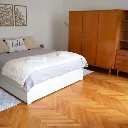 Hi!5 Spacious Palotanegyed Appartamento