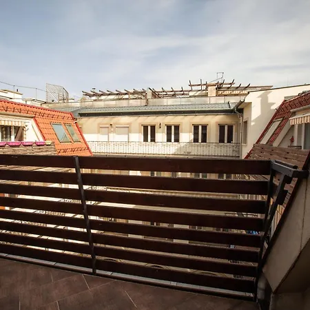 Appartement Triplex, Rooftop With Parlament View & Jacuzzi