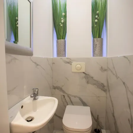 Triplex, Rooftop With Parlament View & Jacuzzi Appartement *