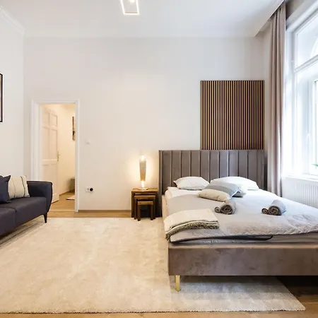 Sleek Downtown Living Budapesta