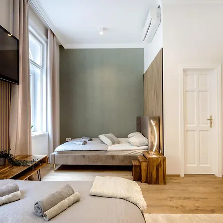 Sleek Downtown Living * Budapesta