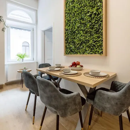 Sleek Downtown Living Apartament
