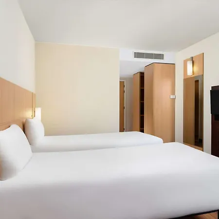 Отель Ibis Heroes Square