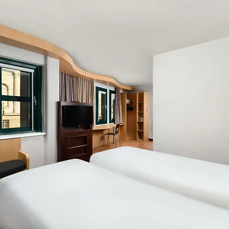Ibis Heroes Square Отель