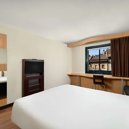 Отель Ibis Heroes Square 3*