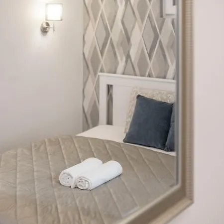 Deluxe Grand W/ 5 Bedrms Apartament