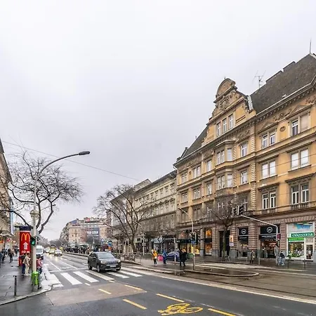 Andrassy Grandeur With Indoor Parking Apartment